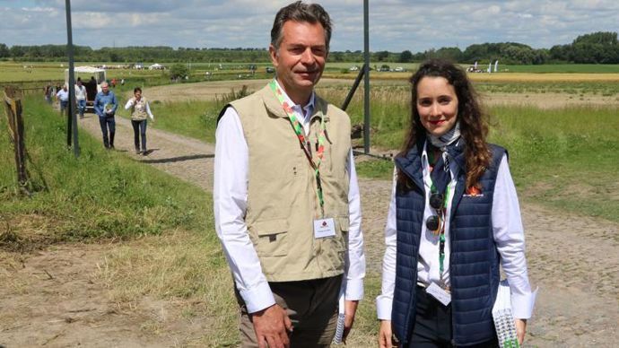 Philippe Leclercq, directeur développement du Groupe Carré, et Myriam Grouselle, responsable développement et innovations : « La constitution des GIEE nous a permis d’aller plus loin dans la mise en œuvre de techniques alternatives » © B. CAILLIEZ